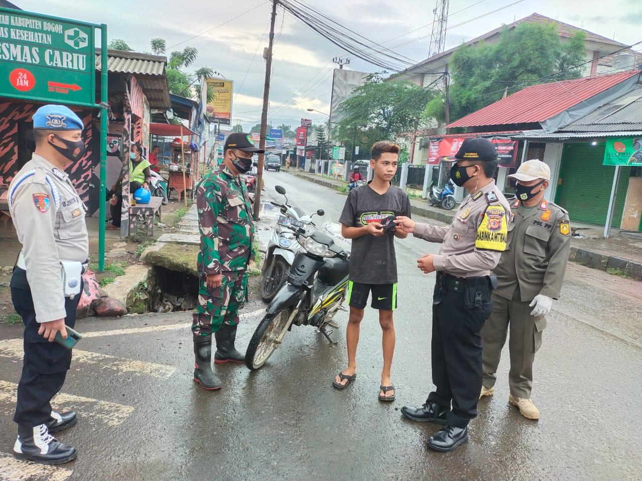 Ops PPKM Level 4, Polsek Cariu Berikan Himbauan Prokes
