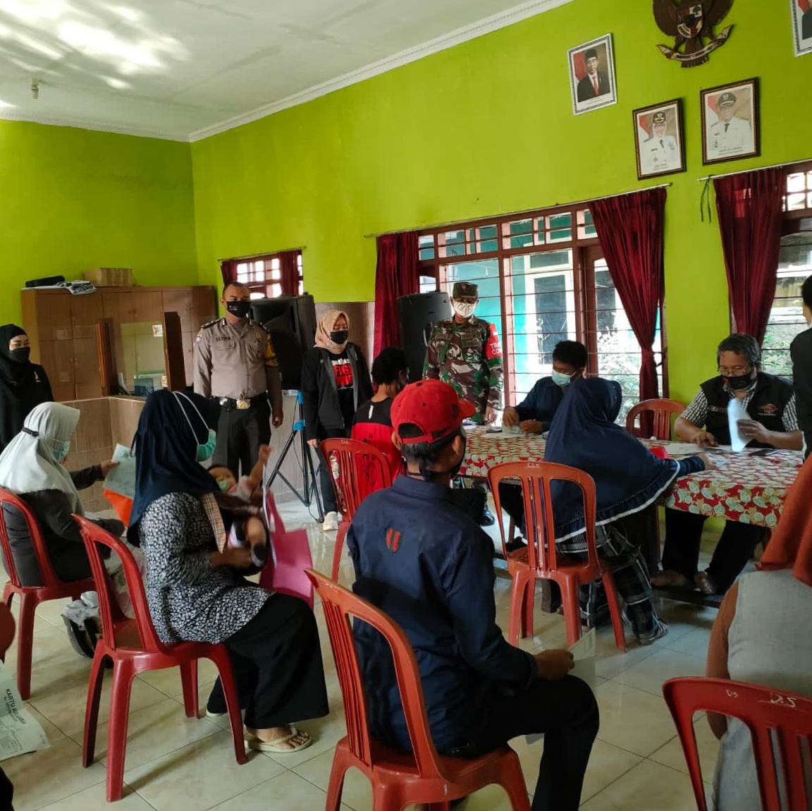 Bhabinkamtibmas dan Babinsa Desa Parakan Kawal Pembagian Dana BLT-DD  Tahun Anggaran 2021