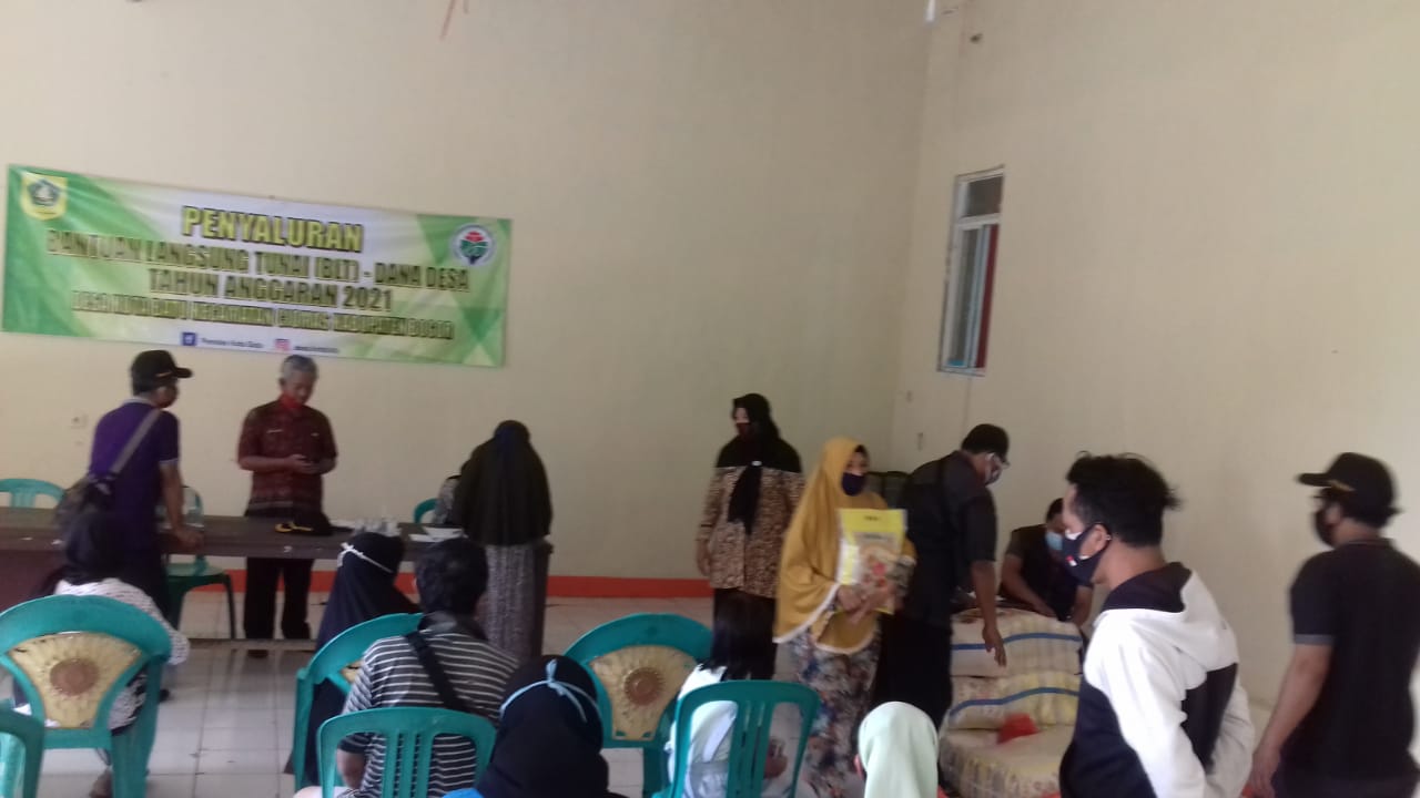 Pemdes Kota Batu Serahkan Bantuan Paket Sembako dari Donatur