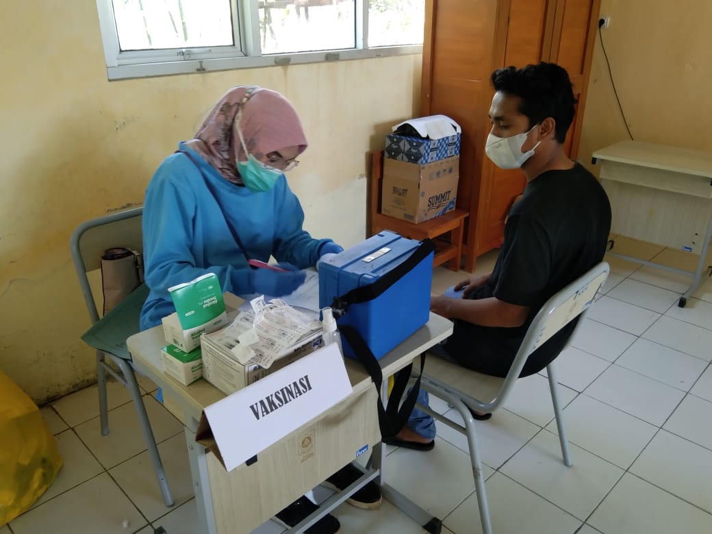 Ade Gunawan Kades Sukajadi Dorong Warganya Untuk Vaksinasi Covid-19