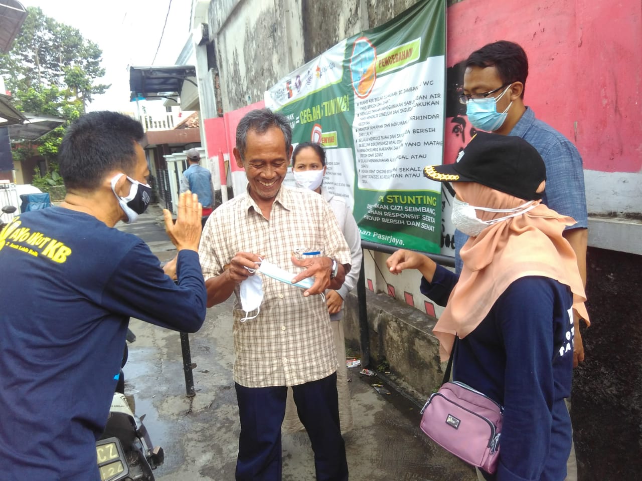 Lurah Pasir Jaya dan Staf Laksanakan Sidak Razia Masker