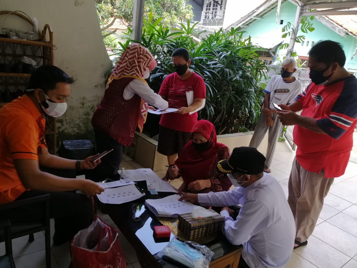 Muhammad Edwin Rachmat Ketua RW 01 Dampingi Penyaluran BST