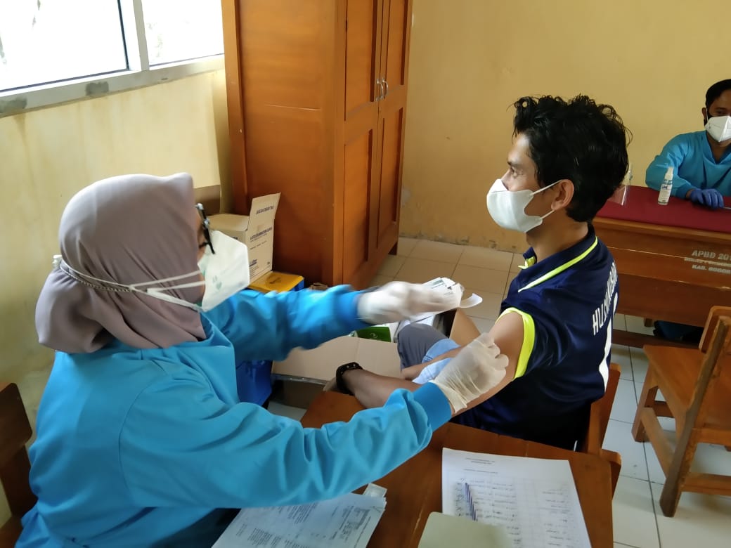 Pelaksanaan Vaksinasi Covid-19 Bagi 600 Warga Desa Sukajadi