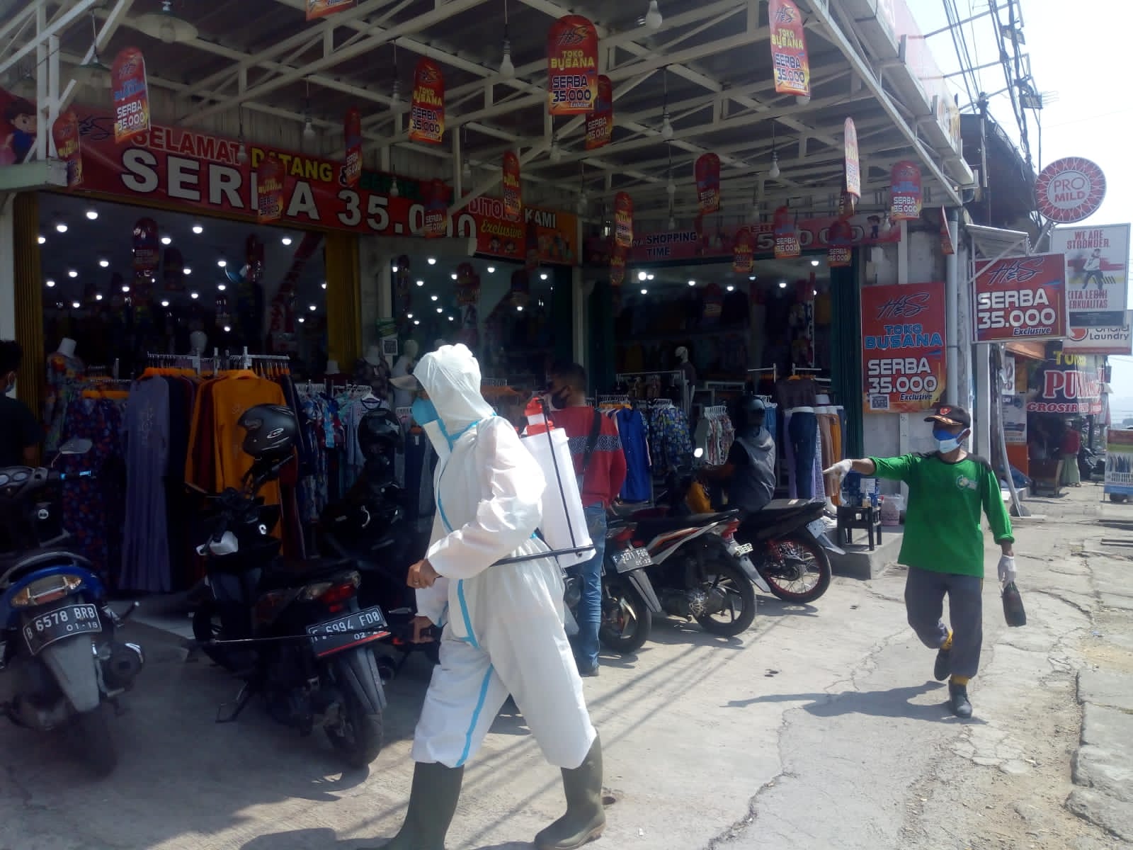 Lawan Covid-19, Satgas Covid Desa Citeko Lakukan Penyemprotan Disinfektan