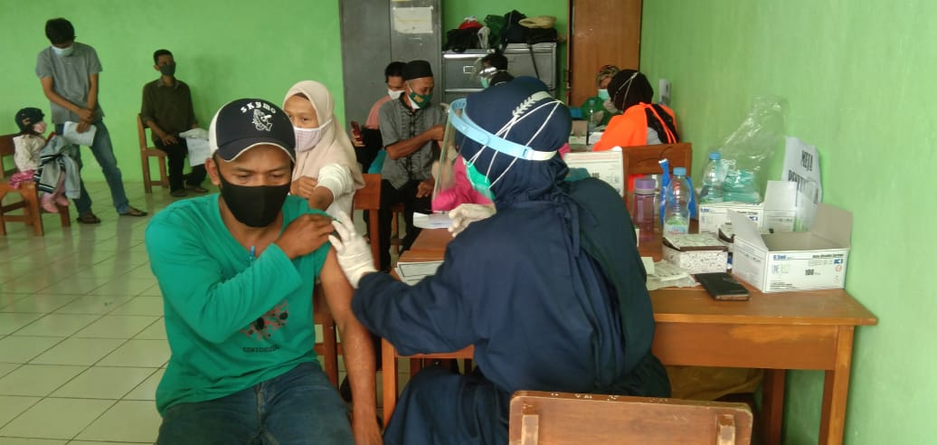 Warga Desa Pasir Eurih Antusias Ikuti Vaksinasi Covid-19