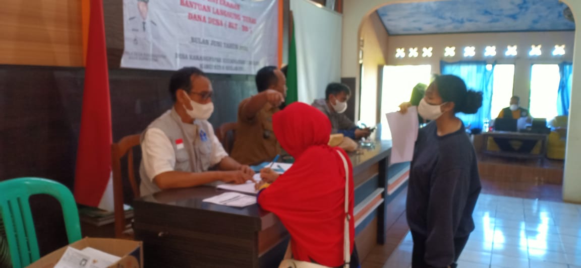 Pemdes Karangpapak Salurkan BLT-DD Sekaligus Adakan Vaksinasi