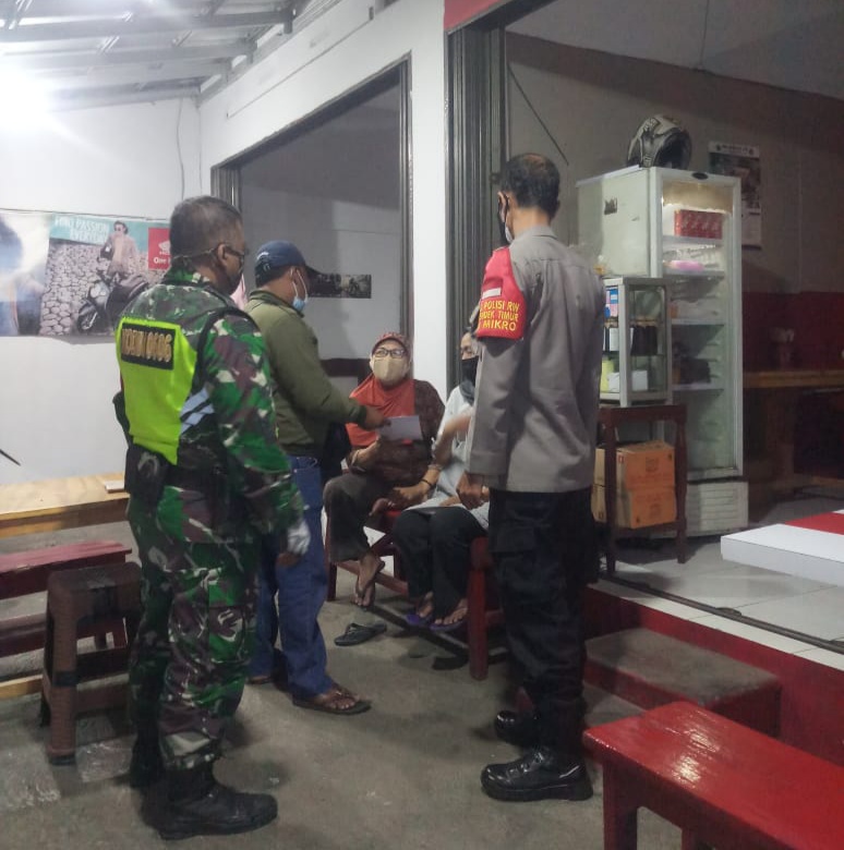 Babinsa Gandeng Bhabinkamtibmas Edukasi Penerapan PPKM Darurat Pada Masyarakat