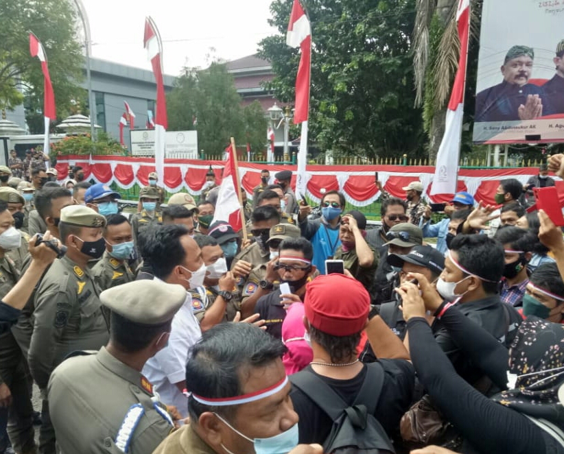 Puluhan Wartawan Gelar Aksi Demo Datangi Hj. Ade Yasin Bupati Bogor 