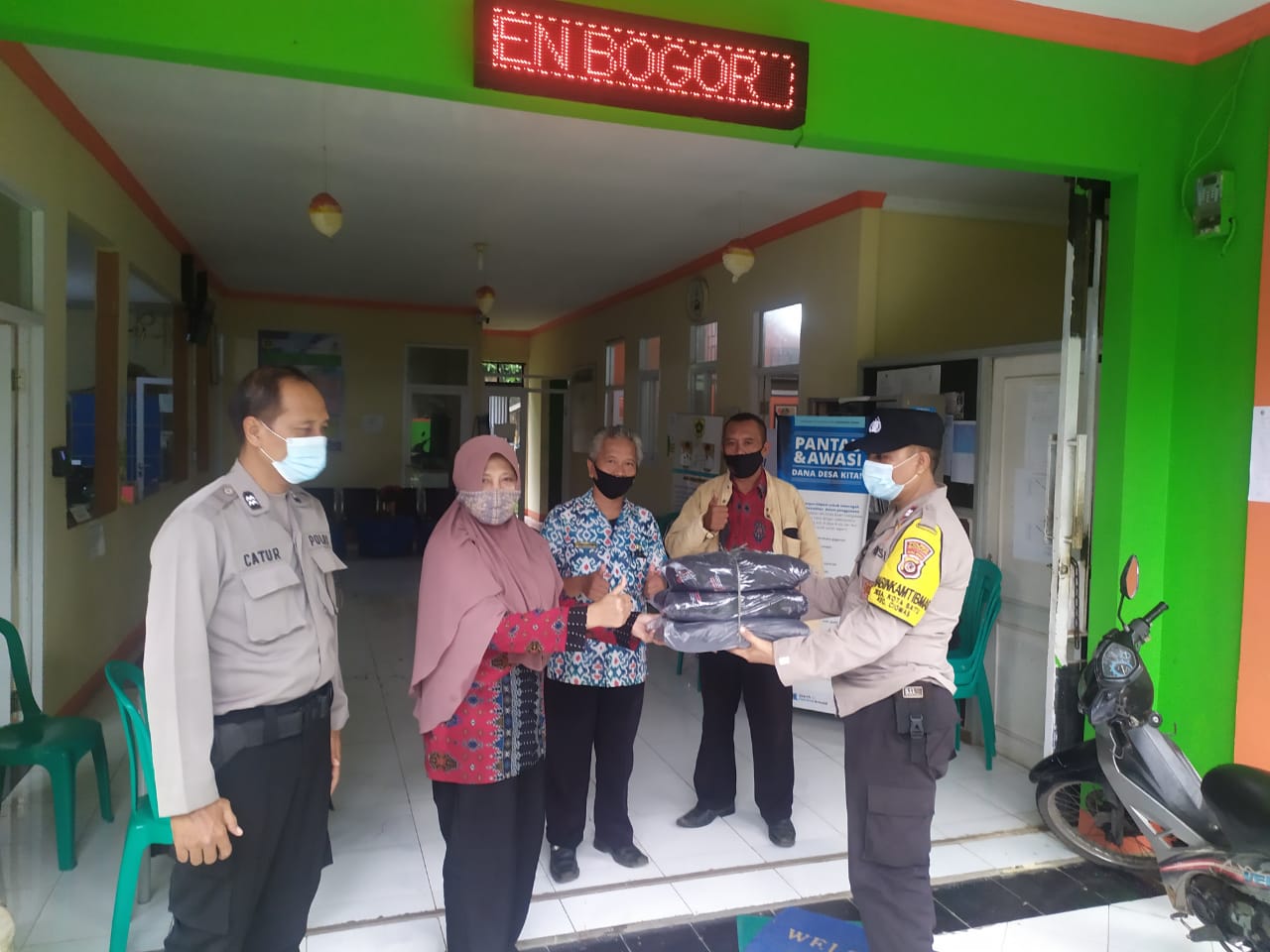 KPC PEN Polri Serahkan 330 Pcs Masker Kepada Pemdes Kota Batu