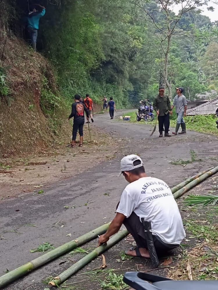 Warga Desa Sukakarya Giat Gotong Royong