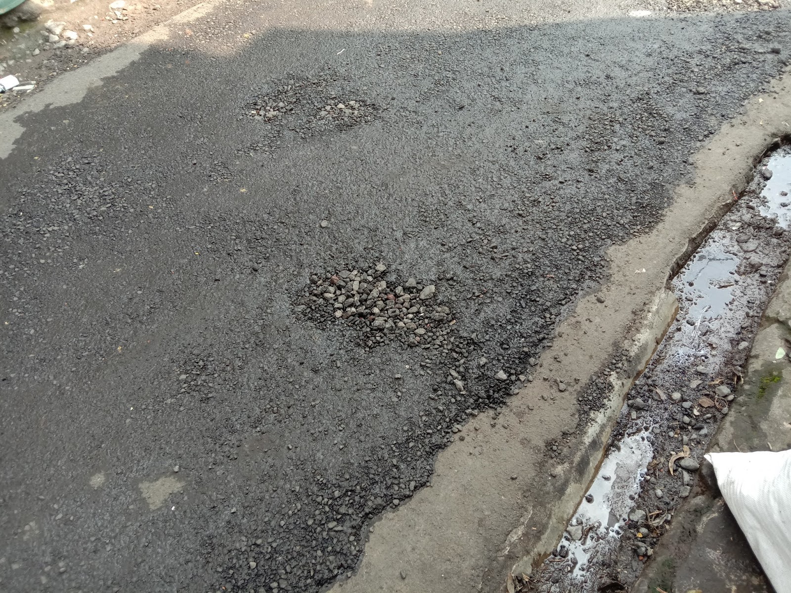 Diduga Pemborosan Anggaran, Pekerjaan Perbaikan Jalan Aspal di Gg. Otong Terkesan Asal-Asalan