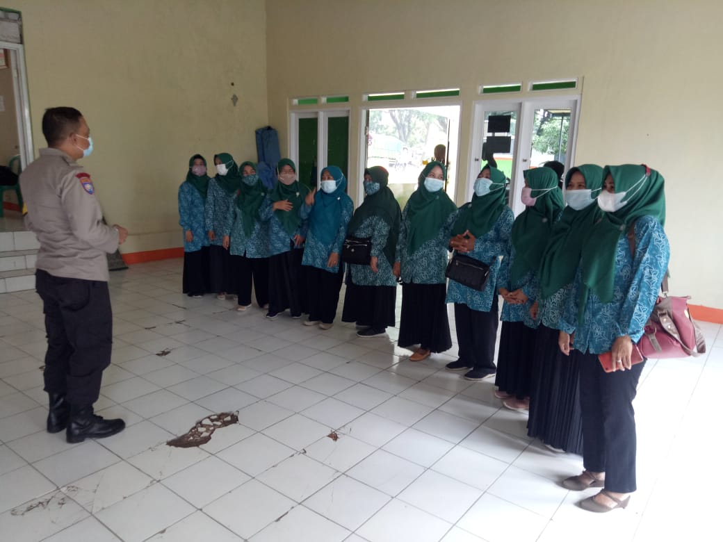 Aiptu Urip Nurbowo Sosialikan Vaksin Covid-19 di Desa Kota Batu 
