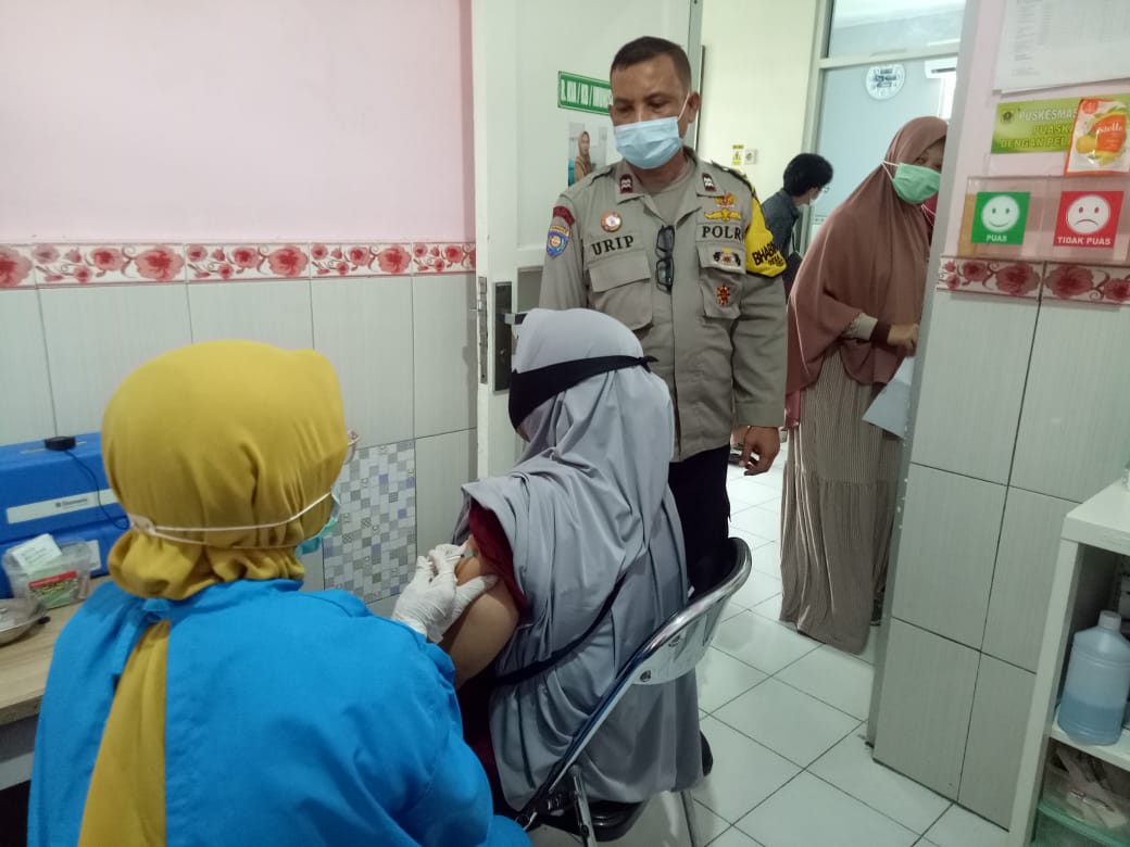 Para Guru dan Kader Posyandu di Desa Mekarjaya, di Vaksin