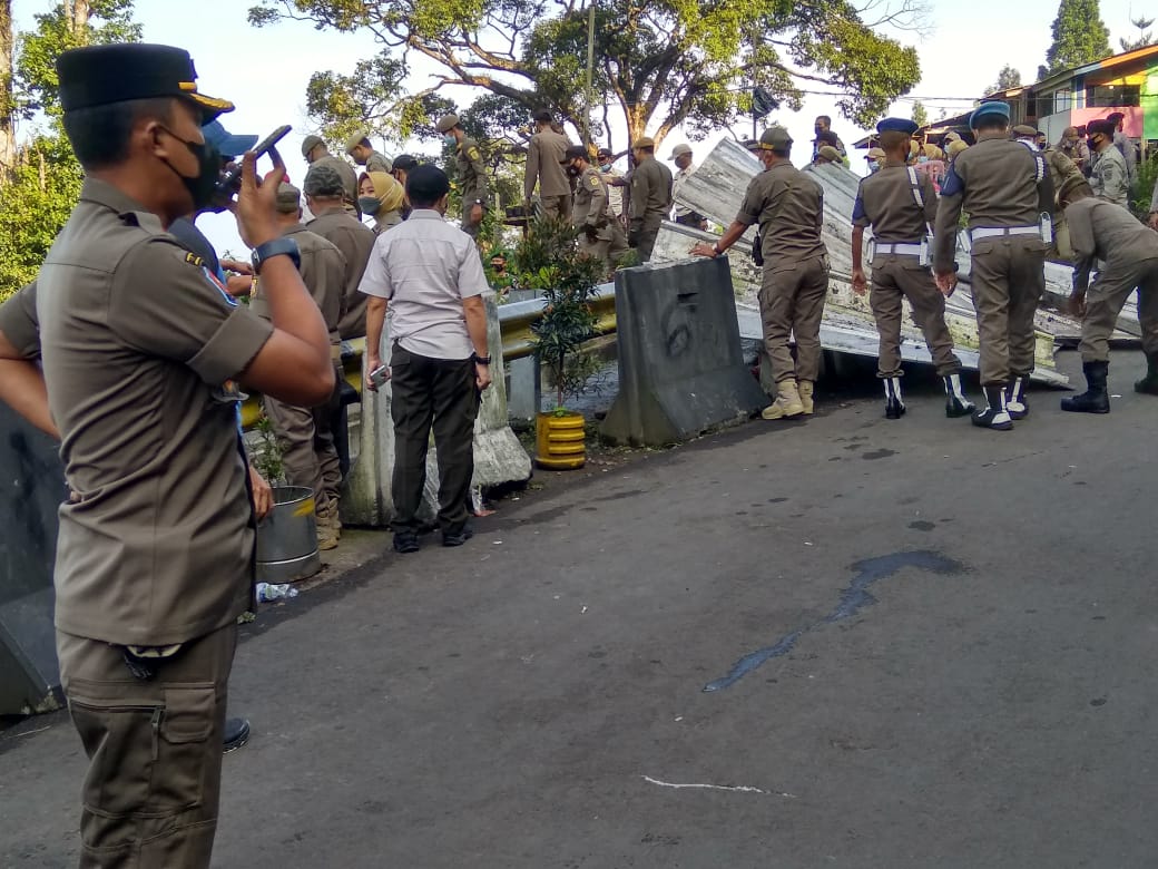 Ratusan Lapak PKL di Kawasan Puncak di Bongkar Satpol PP