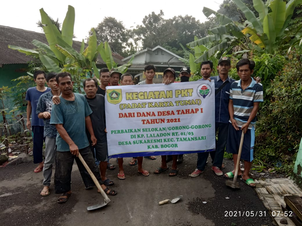 Padat Karya Tunai Desa Sukaresmi Normalisasi Saluran Air/Gorong-Gorong