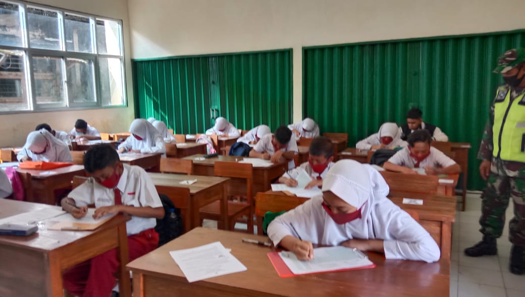 Babinsa Koramil 0621-13/Ciomas Cek Kesiapan Sekolah Laksanakan UAS