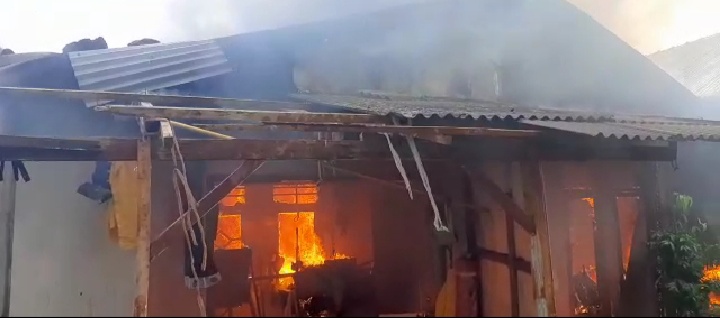 Sijago Merah Kembali Hanguskan Sebuah Rumah