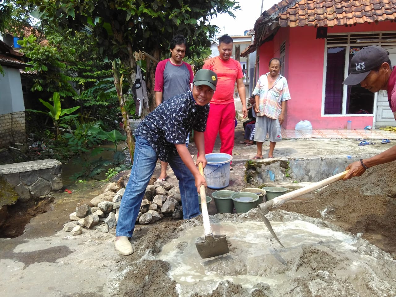 Warga Rt. 001/02 Desa Cihideung Ilir Swadaya Perbaiki Jalan dan Jembatan