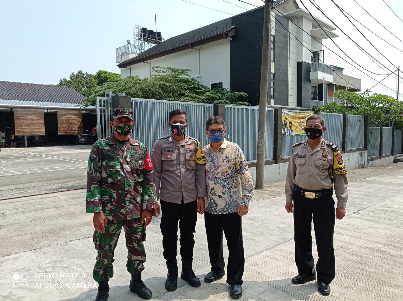 Wujud Sinergitas, Babinsa Bersama Bhabinkamtibmas Amankan Jalannya Ibadah di Gereja Agafe Family 