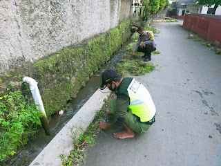 Bhabinkamtibmas Desa Ciomas dan Masyarakat Kerja Bakti Bersihkan Lingkungan