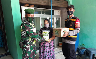 Babinsa dan Bhabinkamtibmas Kawal Penyerahan Bansos Khusus Warga Prasejahtera