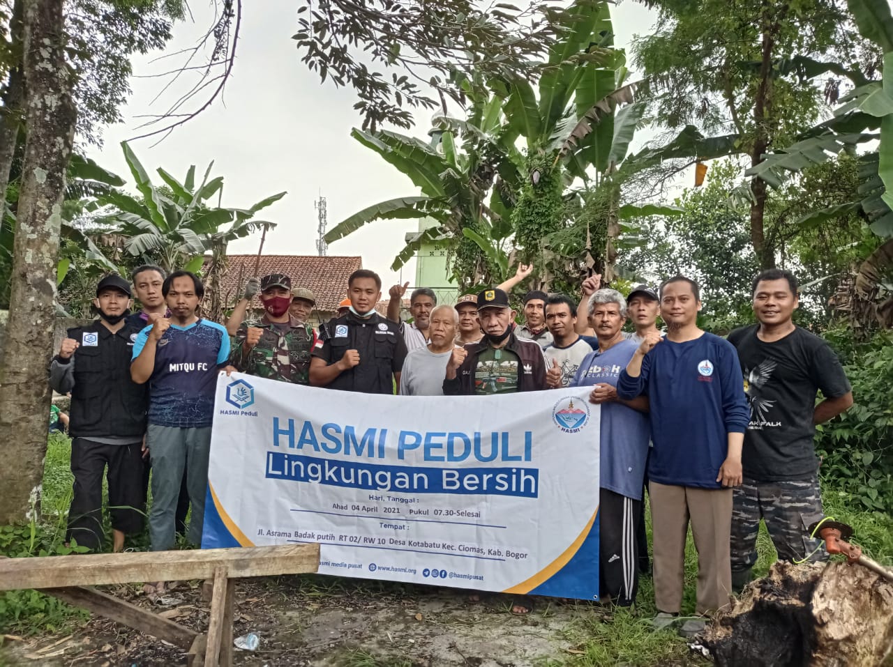 Peduli Lingkungan, Babinsa Desa Kota Batu dan Warga Bersih-bersih Lingkungan