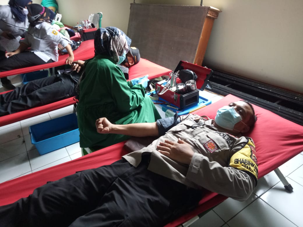 Peduli Kemanusian Aiptu Urip Nurbowo Bhabinkamtibmas Lakukan Donor Darah