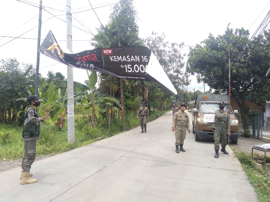 Satpol PP Kecamatan Ciomas Tertibkan Spanduk Yang Melanggar Aturan