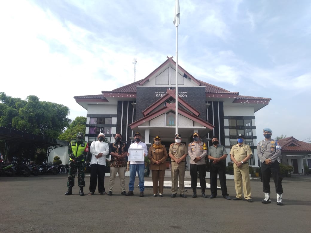 Camat Ciomas Berikan Penghargaan Atas Prestasi RT Dalam Penanggulangan PPKM Skala Mikro