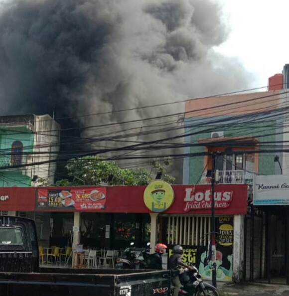 Tim Damkar Kota Bogor Berjibaku Tangani Kebakaran di Kawasan Tajur