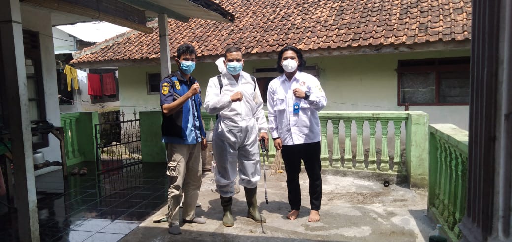 Terus Upayakan Langkah Antisipasi, Satgas Covid-19 Desa Kota Batu Lakukan Penyemprotan Disinfektan