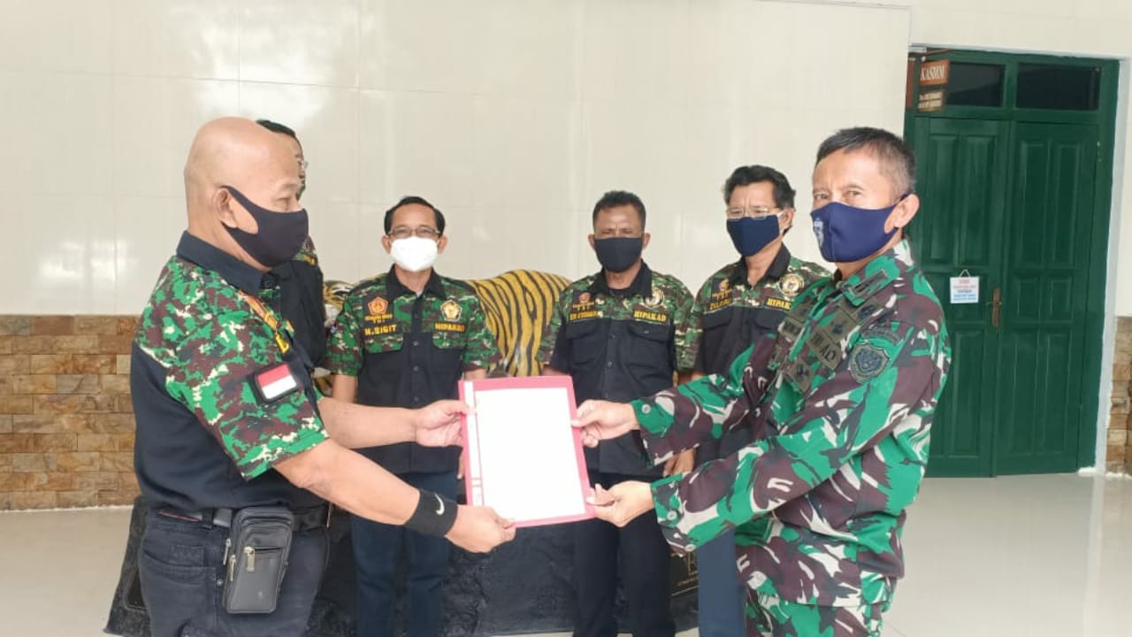 Penyerahan SK HIPAKAD Jawa Barat Kepada Pasiter Kodim 0606/Kota Bogor