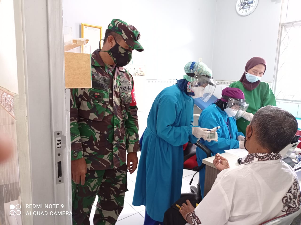 Sertu Deddy Winardi Babinsa Desa Kota Batu, Kawal Vaksinasi Covid-19 Khusus Lansia 