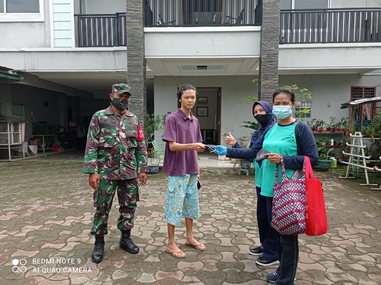 Babinsa Sertu Deddy Winardi bersama Tim Tegakan Disiplin Prokes di SMPN 3 Kota Batu