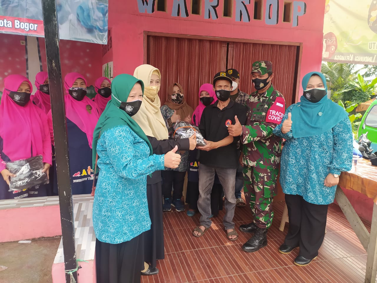 Cegah Penyebaran Corona, Satgas Desa Kota Batu Bagikan Masker