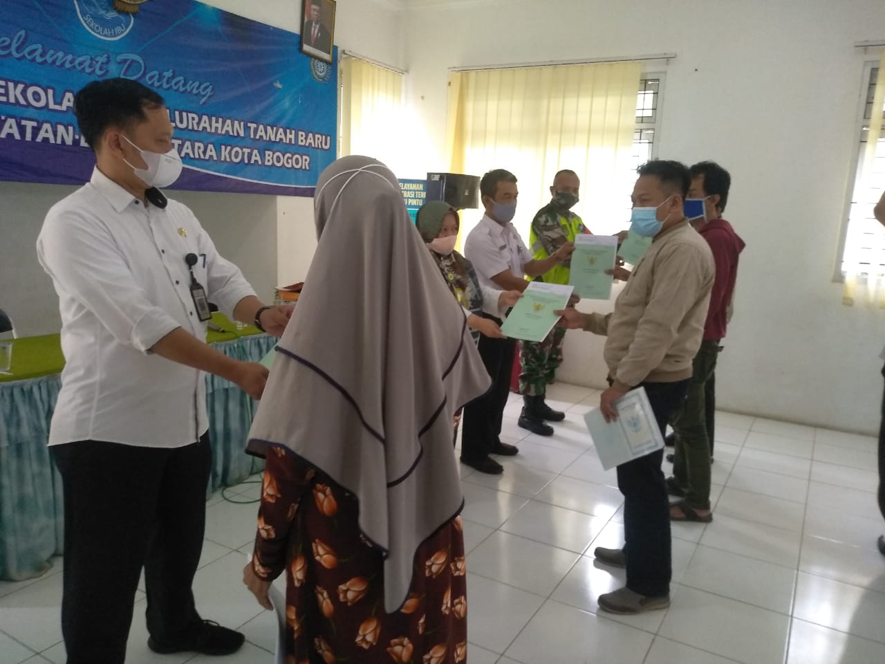 Kelurahan Tanah Baru Bagikan Sertifikat Tanah Program PTSL