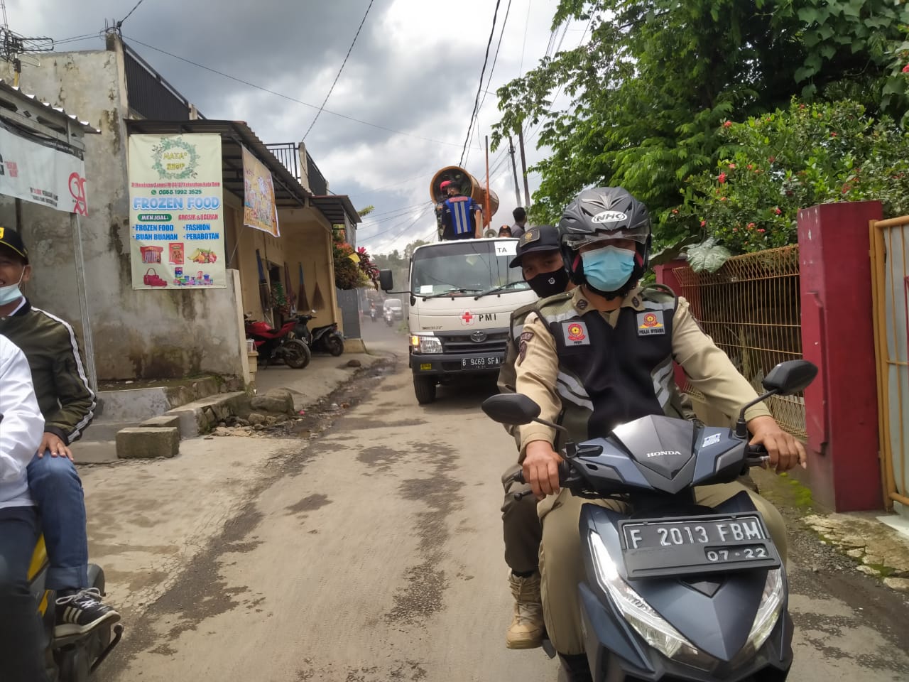 PMI Pusat Lakukan Penyemprotan Disinfektan di Wilayah Desa Kota Batu