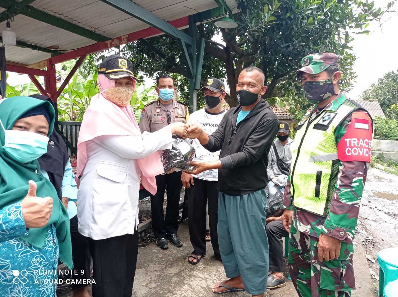 Babinsa Bersama Pemdes Kota Batu Bagikan Masker Gratis Untuk Warganya