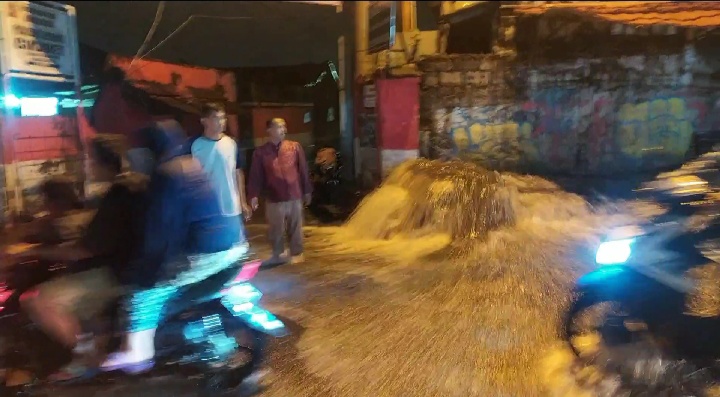 Hujan Deras Akibatkan Jalan Kapten Yusup Terendam Banjir