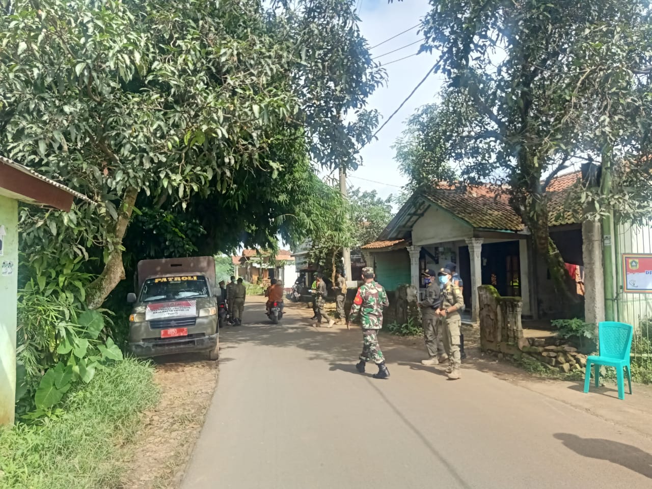 Pembagian Masker Dalam Rangka Kegiatan PPKM diwilayah Ciampea