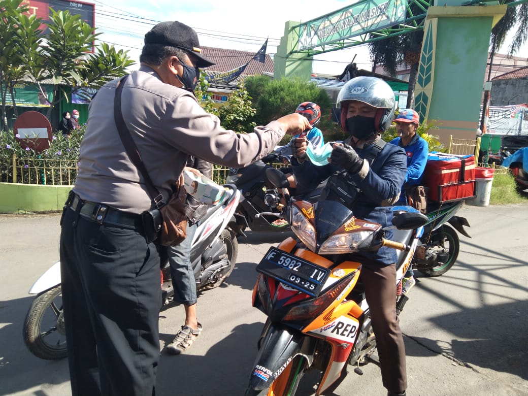Pembagian Masker diwilayah Hukum Polsek Cibinong Dalam Rangka PPKM
