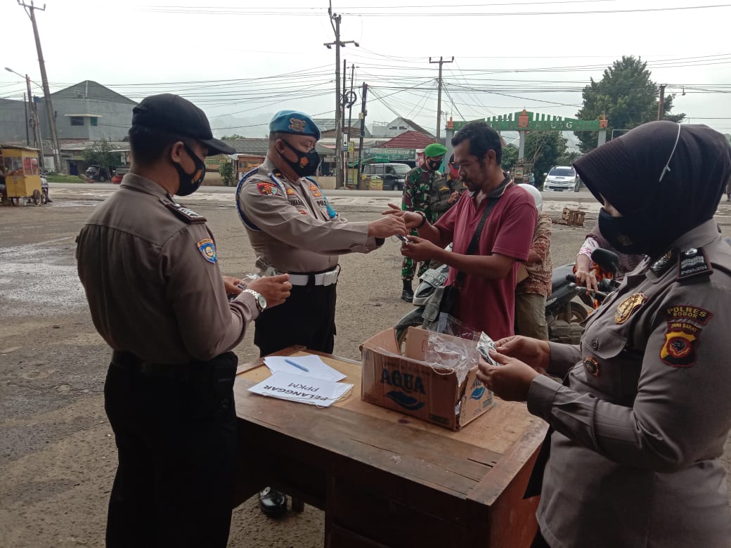 Polsek Klapanunggal Lakukan Pembagian Masker Dalam Rangka Ops PPKM