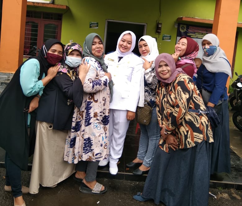 Foto Bareung Itoh Masitoh Kades Parakan Usai Pelantikan