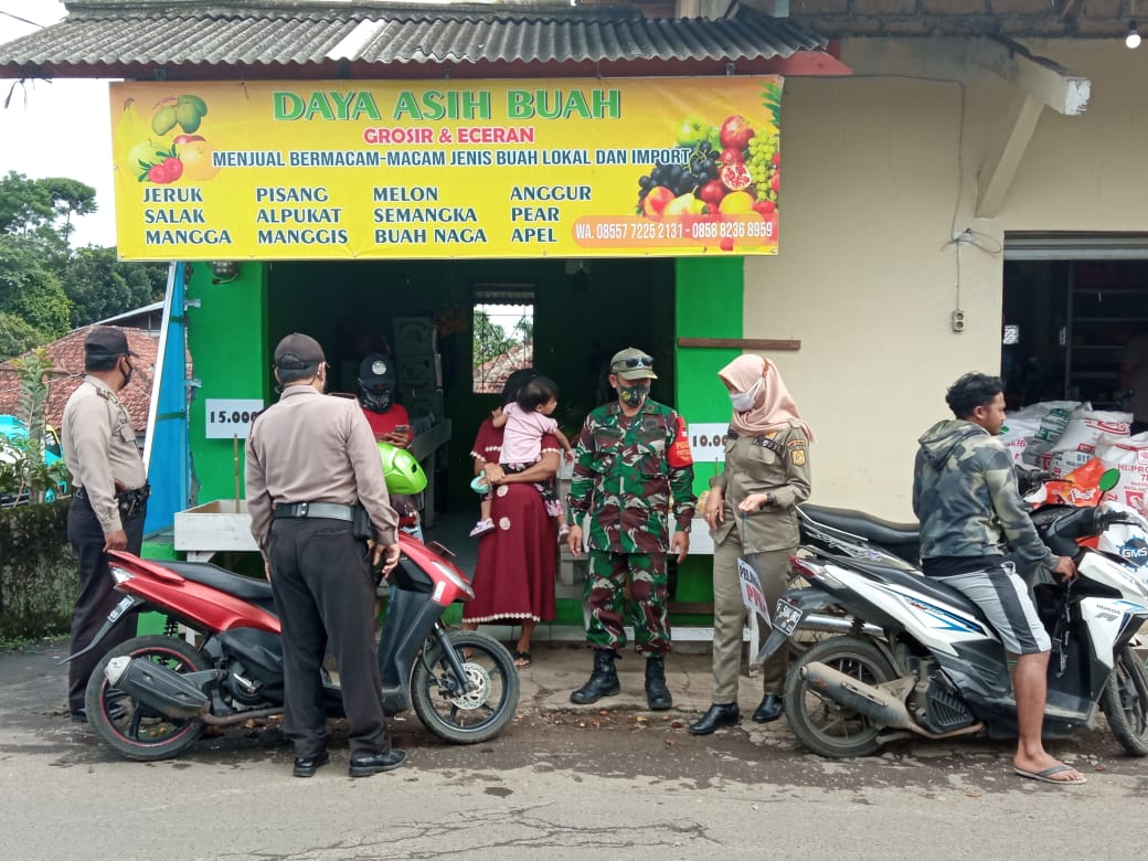 Polsek Tamasari Bersama Koramil 2120/Ciomas dan Satpol PP Kec. Tamansari Sosialisasikan PPKM
