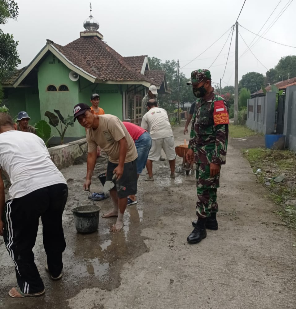 Inginkan Kualitas Maksimal, Babinsa Desa Kota Batu Kawal dan Awasi Pengerjaan Cor Jaling