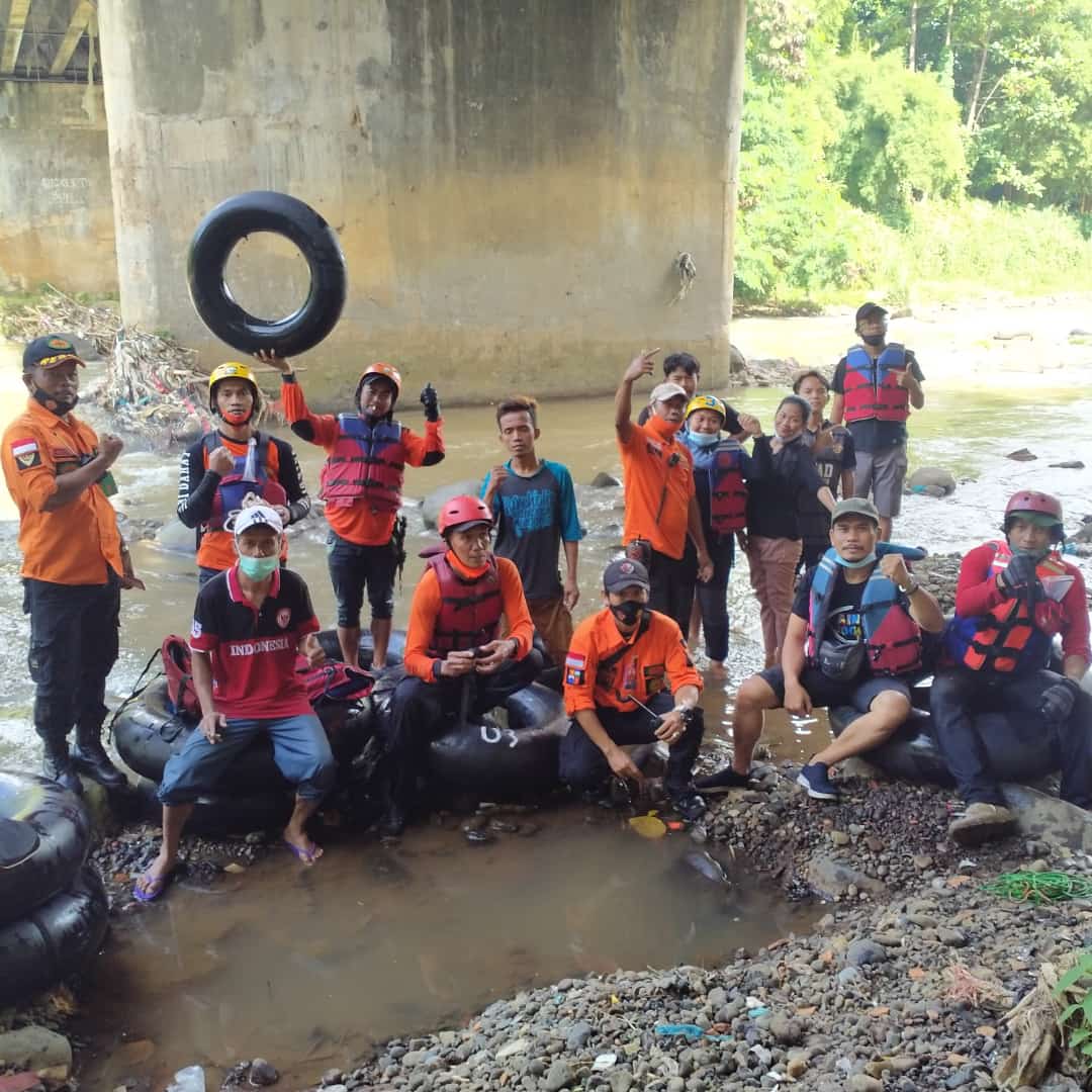 Katar Kelurahan Empang bersama Warga Laksanakan Giat Bersih-bersih Kali Sadane