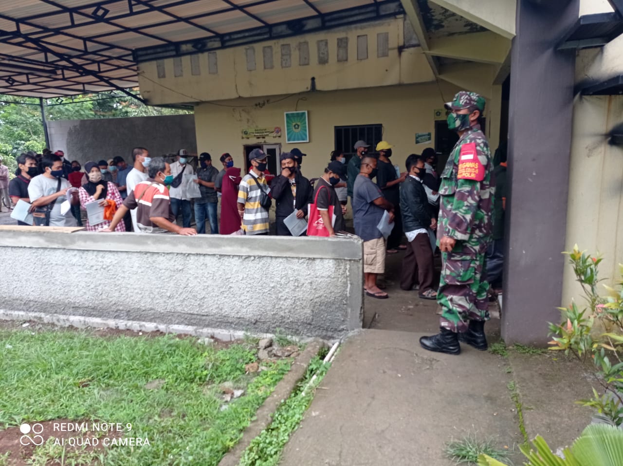 Deddy Winardi Babinsa Desa Kota Batu Kawal Penyaluran BST