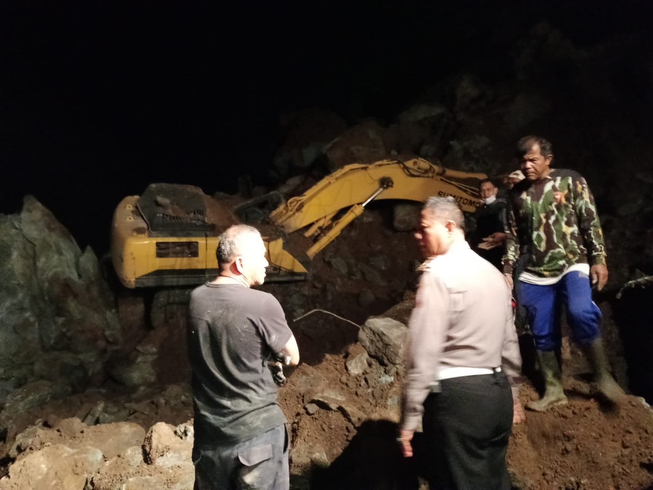 Polisi Bantu Evakuasi Korban Longsor di Cigudeg