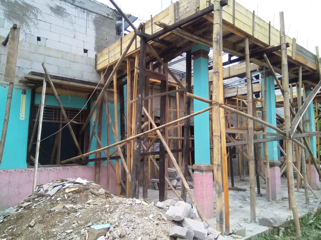 Pemdes Sukaluyu Renovasi Kantor Desa