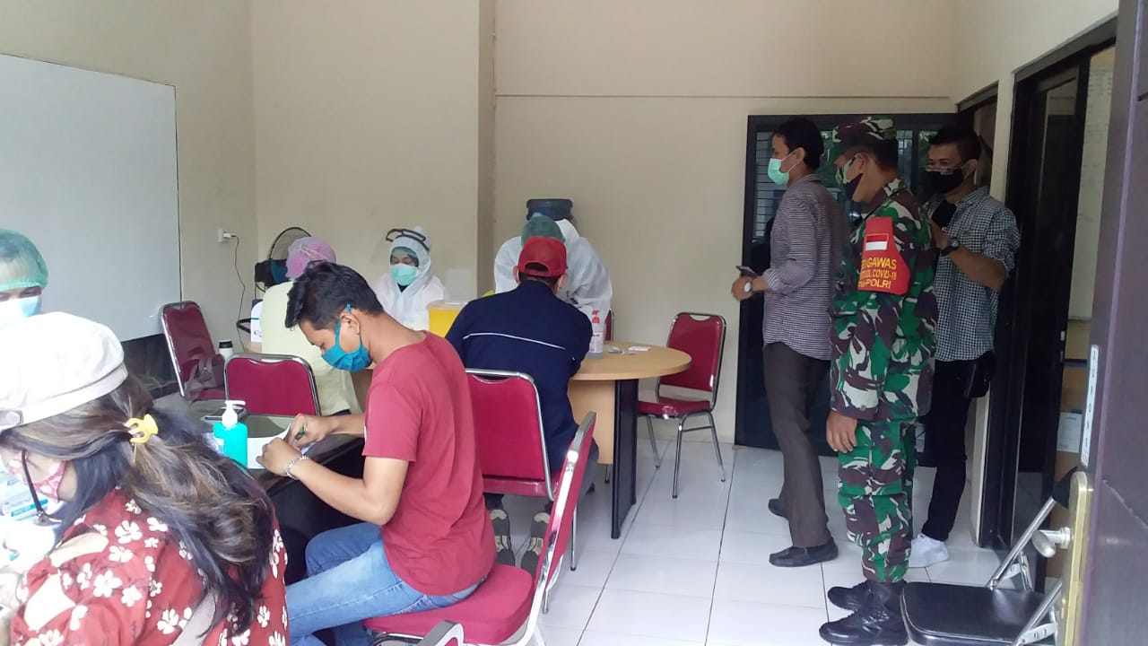 Tim Medis RS Senior Medical Tajur Kota Bogor Lakukan Rapid Tes di Pabrik Bumbu Kayarasa